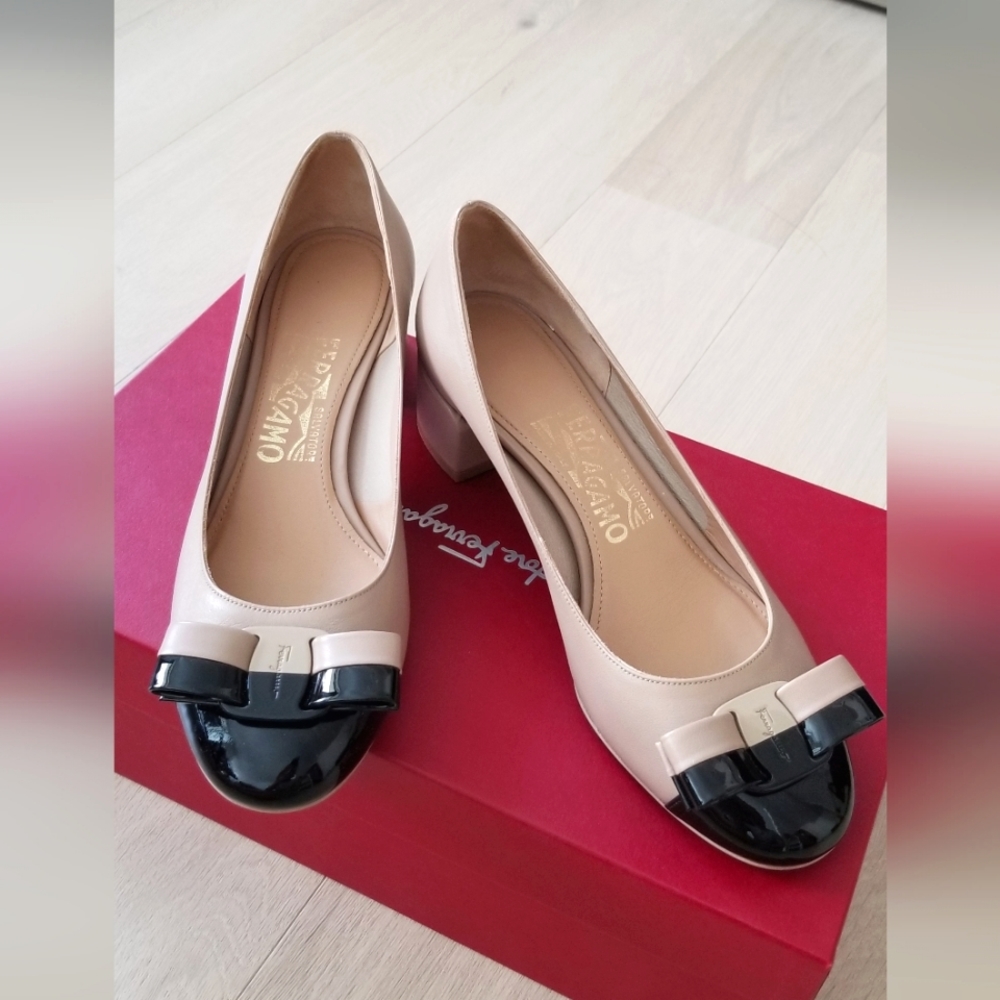 Salvatore Ferragamo Size 6 M Cap Toe Vara Beige Pump EUC